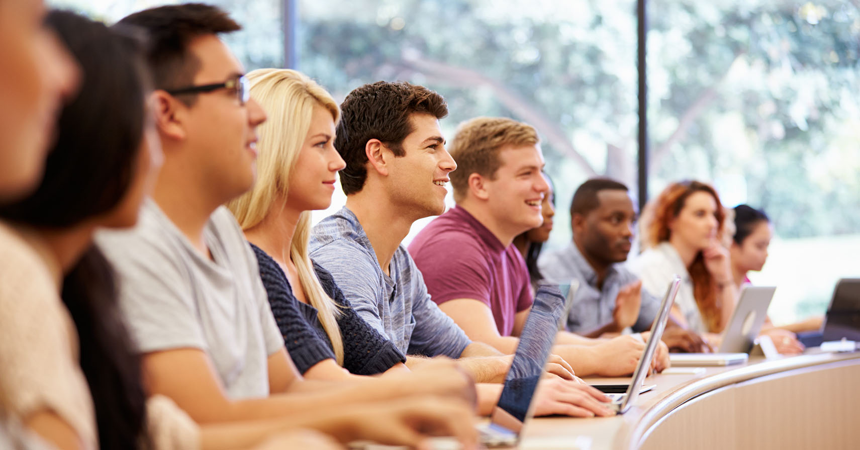 les étudiants avec leurs PC dans un amphitheatre