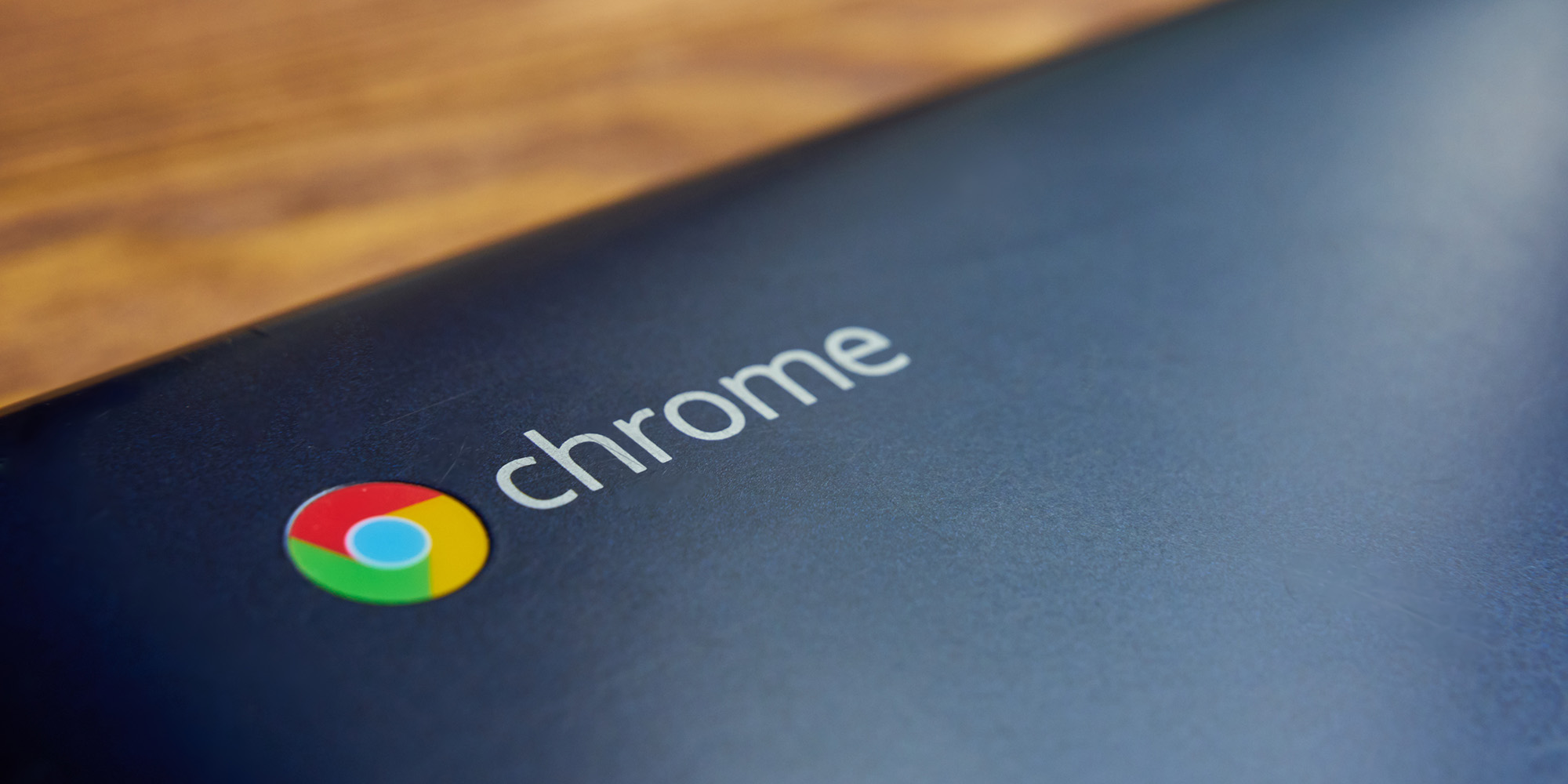 un ordinateur portable chrome