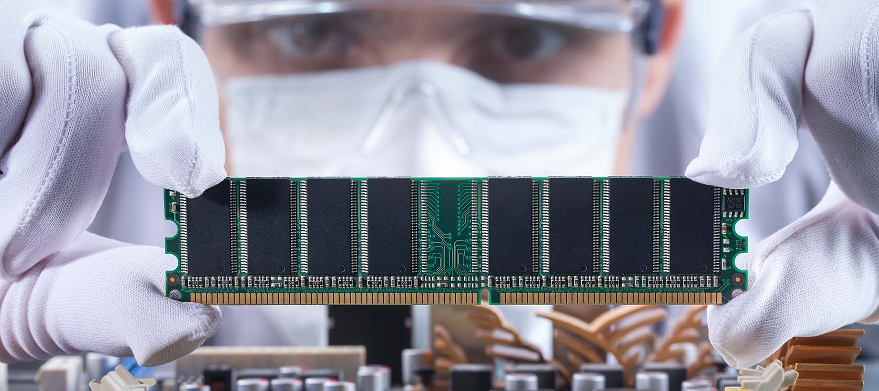 un technicien qui tient une barrette de ram