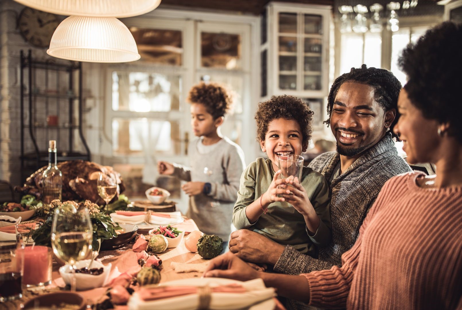 une famille qui partage un moment ensemble